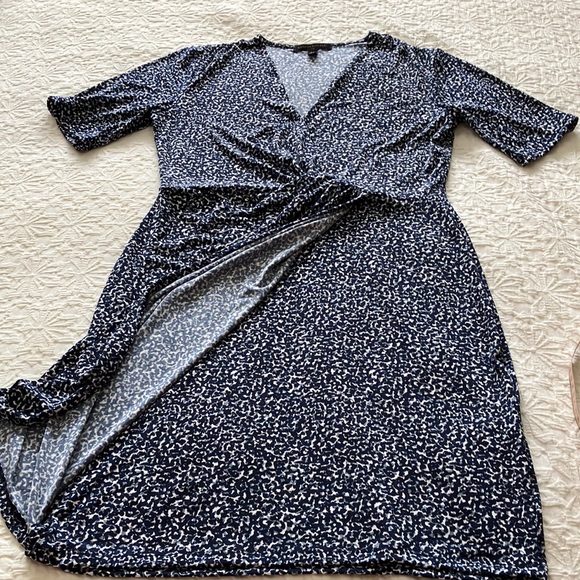 Banana Republic short sleeved faux wrap dress in blue navy black gray and white - Picture 10 of 15